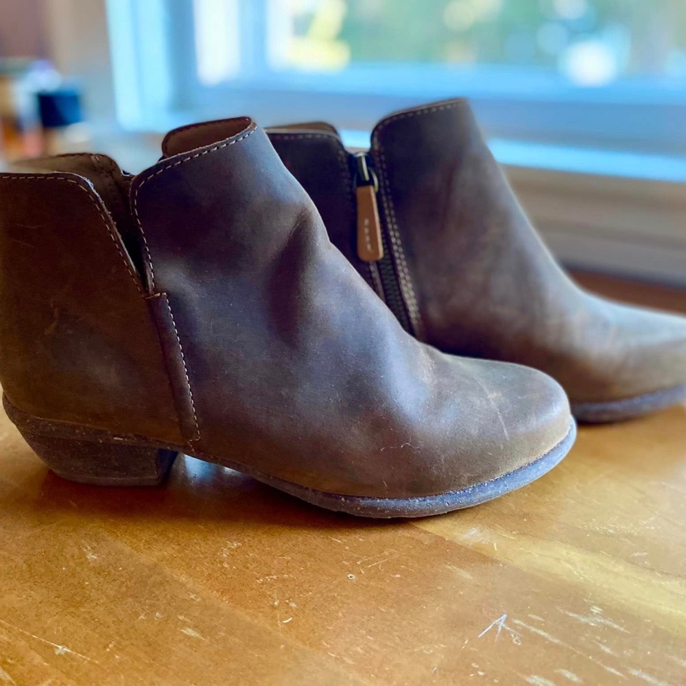 Brown Clark's Unstructured Brown Women's Booties size 6.5